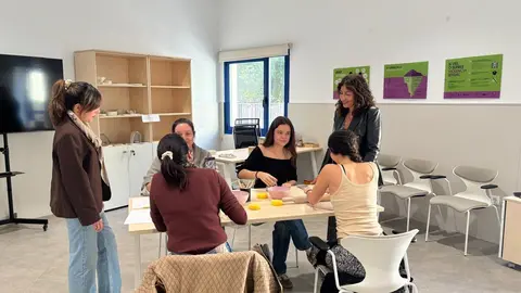 La directora general de Mujer y Prevenci&oacute;n de la Violencia de G&eacute;nero, Ana Bel&eacute;n Mart&iacute;nez, en el taller de cer&aacute;mica impartido en el CAIVAX.