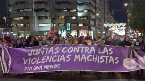 ntegrantes de la Asamblea Feminista de la Regi&oacute;n portan la pancarta de cabecera de la manifestaci&oacute;n por el 25N en Murcia
- EUROPA PRESS