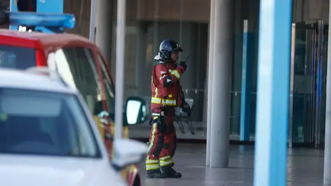 Un bombero trabaja para extinguir el incendio en el hospital Santa Luc&iacute;a de Cartagena