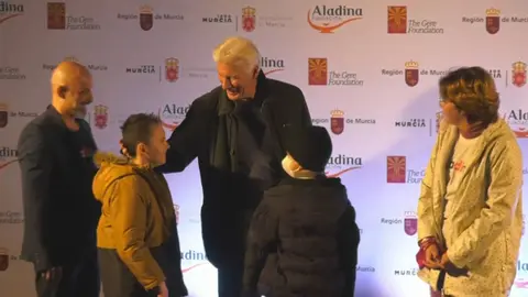 Richard Gere saluda a ni&ntilde;os con c&aacute;ncer en el Hospital Virgen de la Arrixaca