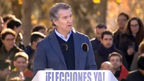 El presidente del PP, Alberto N&uacute;&ntilde;ez Feij&oacute;o, durante su intervenci&oacute;n en la concentraci&oacute;n convocada por el PP en Madrid contra el Gobierno de Pedro S&aacute;nchez, 30 noviembre de 2025
- EUROPA PRESS