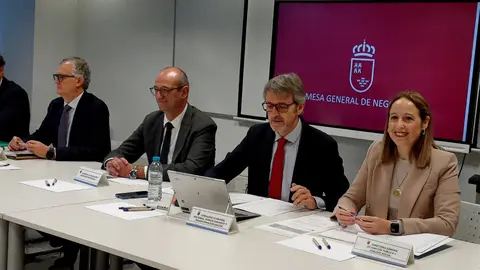 Los consejeros de Econom&iacute;a, Hacienda, Fondos Europeos y Transformaci&oacute;n Digital, Luis Alberto Mar&iacute;n; de Educaci&oacute;n y Formaci&oacute;n Profesional, V&iacute;ctor Mar&iacute;n, y de Salud, Juan Jos&eacute; Pedre&ntilde;o, durante la reuni&oacute;n de la Mesa General de Funci&oacute;n P&uacute;blica (foto: CARM)