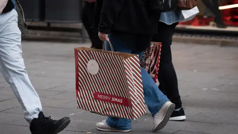 Una persona sujeta bolsas con compras durante la campa&ntilde;a de Navidad (foto: EP)