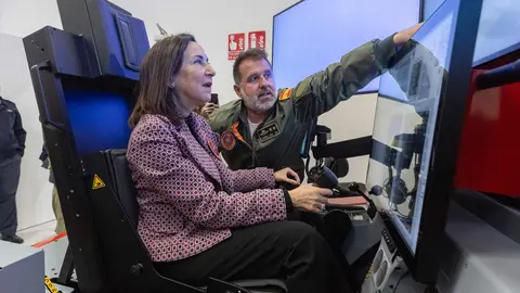 La ministra de Defensa, Margarita Robles, asiste a una demostraci&oacute;n de una misi&oacute;n de vuelo en el simulador basado en la aeronave 'Pilatus' PC-21