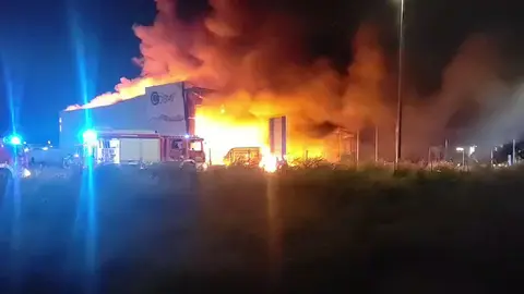 Incendio en una nave de Cobatillas en la noche del jueves: fuego extinguido y cuantiosos da&ntilde;os materiales (foto: La 7)