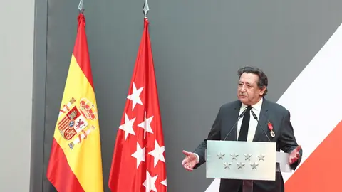 El escritor Alfonso Uss&iacute;a recibe la Medalla de Oro de la Comunidad de Madrid (foto: EP)