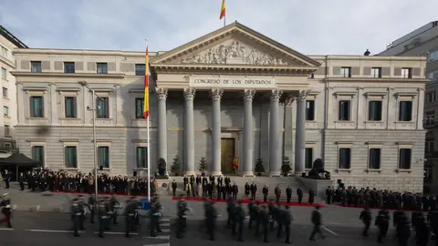 Desfile durante el acto de Izado Solemne de la bandera de Espa&ntilde;a, frente al Congreso de los Diputados