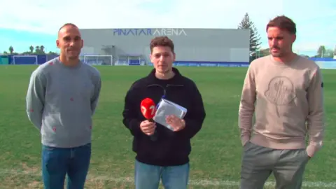 Miki Garc&iacute;a flanqueado por Nacho Mart&iacute;nez (izq.) y Pedro Le&oacute;n, capitanes del FC Cartagena y del Real Murcia, respectivamente