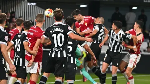 Momento en el que H&eacute;ctor anota el gol del Real Murcia (foto: La 7)