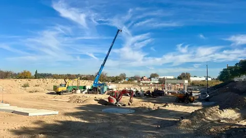 La consejera Sara Rubira junto a la alcaldesa de Alcantarilla durante la visita a las obras del tanque que se construye en el municipio