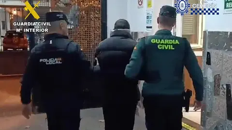 Fotograf&iacute;a de archivo de una detenci&oacute;n por parte de agentes de la Guardia Civil y de la Polic&iacute;a Local de Ceheg&iacute;n
- GUARDIA CIVIL