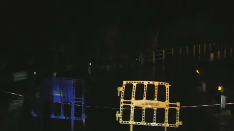 Protecci&oacute;n Civil de Mula baliza la rambla del Puente del Curtis ante un posible desbordamiento y se ha cortado la carretera (foto: La 7)