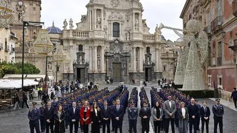 Los cadetes de la 81&ordf; Promoci&oacute;n de la Academia General del Aire han posado en la plaza de Belluga frente a la Catedral
- JUANCHI LOPEZ