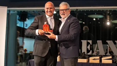 l director de Operaciones de ElPozo Alimentaci&oacute;n, Juan Pedro Florido, recibe el premio PronosPorc de manos de F&eacute;lix Larrosa, alcalde de Lleida y presidente de Mercolleida (foto: Grupo Fuertes)