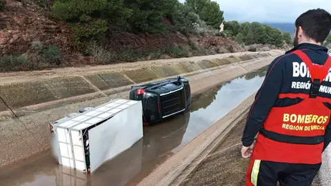 Un bombero observa el veh&iacute;culo dentro del canal del trasvase (foto: Bomberos CEIS)