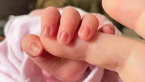 Archivo - Un beb&eacute; de pocos d&iacute;as de edad coge el dedo de su madre
- EUROPA PRESS - Archivo