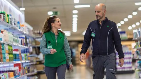 Trabajadores de Mercadona en uno de sus supermercados (foto: Mercadona)