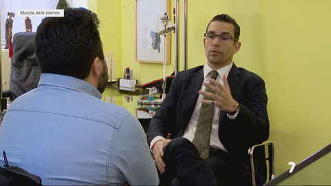 Juan M&aacute;iquez entrevista a Ra&uacute;l Pardo, abogado de la presunta v&iacute;ctima de agresi&oacute;n sexual por parte de un cirujano en un hospital de Murcia (foto: La 7)