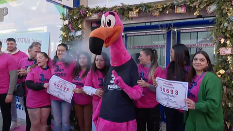 Celebraci&oacute;n en 'El Perolo' de San Pedro del Pinatar tras el reparto de los premios de este a&ntilde;o en la Loter&iacute;a de Navidad (foto: La 7)