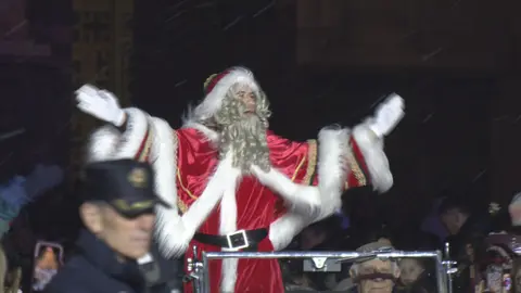 Llega de Pap&aacute; Noel (foto: La 7)
