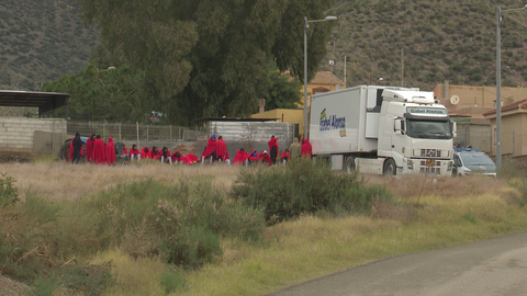 Llegan dos pateras a la costa de &Aacute;guilas con cerca de 50 personas a bordo, entre ellas varios menores (foto: La 7)