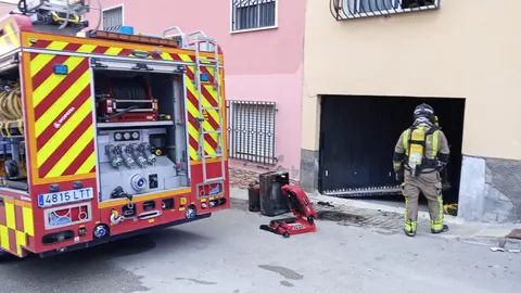 Un incendio en la cochera de una vivienda en Cieza deja un herido (foto: Bomberos del CEIS)