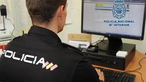 Imagen de archivo de un agente de la Polic&iacute;a Nacional frente a un ordenador