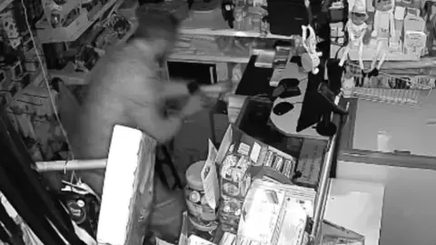 Uno de los detenidos durante un robo en Totana (foto: GC)