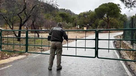 Un agente medioambiental cortando el acceso a Sierra Espu&ntilde;a