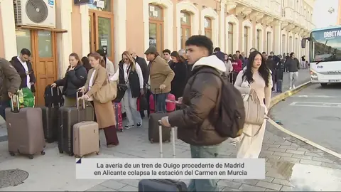Pasajeros afectados por la aver&iacute;a de un tren en Alicante, que posteriormente ten&iacute;a prevista su salida desde la ciudad de Murcia hacia Madrid (foto: La 7)