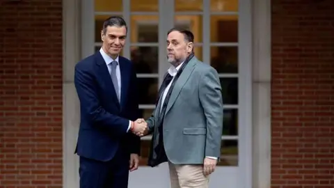 Saludo entre Pedro S&aacute;nchez y Oriol Junqueras