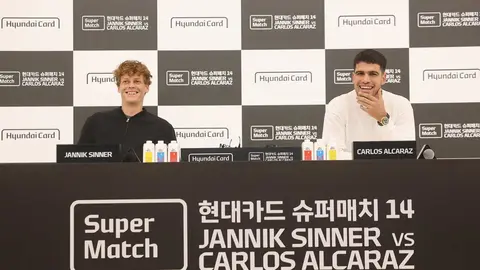 09 de enero de 2026, Corea del Sur, Se&uacute;l: Carlos Alcaraz, de Espa&ntilde;a (dcha.), y Jannik Sinner, de Italia, asisten a una rueda de prensa conjunta, un d&iacute;a antes del Hyundai Card Super Match (foto: EP)