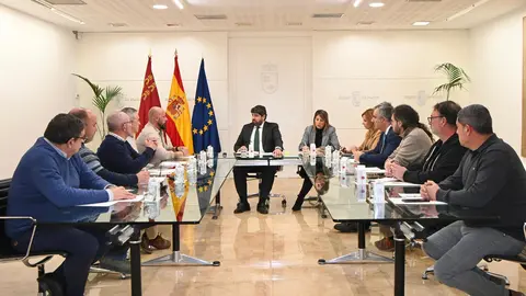 El presidente de la Regi&oacute;n de Murcia, Fernando L&oacute;pez Miras, junto a la alcaldesa de Cartagena, Noelia Arroyo, recibe al comit&eacute; de empresa de Sabic (foto: CARM)