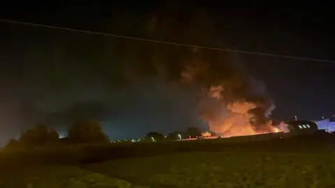 Incendio en un taller de gr&uacute;as de la pedan&iacute;a lorquina de La Hoya (foto: La 7)
