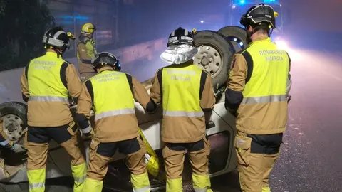 Los bomberos rescatan a un herido por un accidente de tr&aacute;fico en la MU-33, a la altura del barrio murciano de San Andr&eacute;s (foto: Bomberos Murcia)