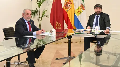 El presidente de la Comunidad, Fernando L&oacute;pez Miras, y el alcalde de Ricote, Rafael Guillam&oacute;n, durante una reuni&oacute;n en el Palacio de San Esteban
- CARM