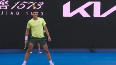 Carlos Alcaraz gana a De Mi&ntilde;aur en el partido de exhibici&oacute;n previo al Open de Australia (foto: La 7)