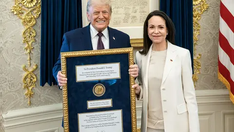 Donald Trump, presidente de Estados Unidos, con el Premio Nobel de la Paz de Mar&iacute;a Corina Machado (foto: Agencias)