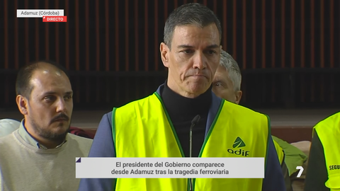Pedro S&aacute;nchez, presidente del Gobierno de Espa&ntilde;a, comparece en el lugar de la tragedia de la localidad cordobesa de Adamuz (foto: La 7)