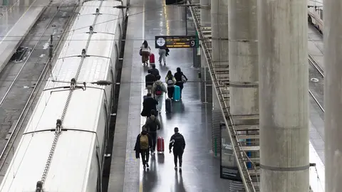 Viajeros en la Estaci&oacute;n de Atocha