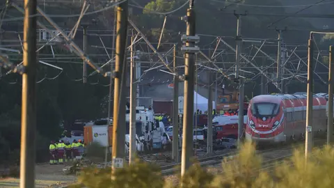 Zona del accidente ferroviario con los convoyes de trenes siniestrados donde contin&uacute;an los trabajos de recuperaci&oacute;n de los mismos