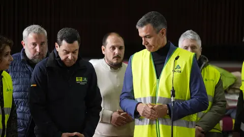 Juanma Moreno y Pedro S&aacute;nchez, en Adamuz