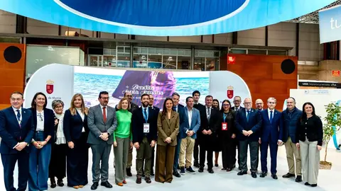 La consejera Carmen Conesa, con los directores generales y representantes de municipios y cofrad&iacute;as en Fitur
- CARM