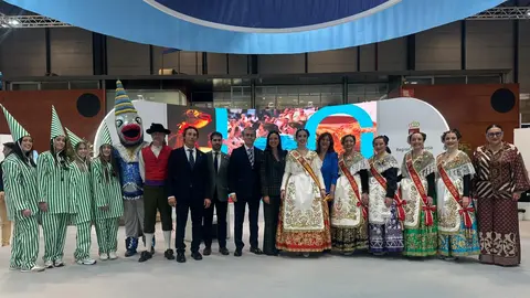 La consejera Carmen Conesa, con huertanos y sardineros que presentaron en Fitur la celebraci&oacute;n de su 175 aniversario