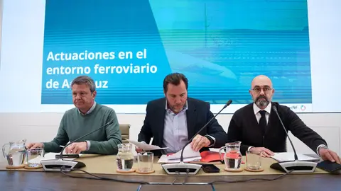 El ministro de Transportes y Movilidad Sostenible, &Oacute;scar Puente (c), atiende a los medios en una rueda de prensa, en la sede del Ministerio de Transportes, a 23 de enero de 2026, en Madrid (Espa&ntilde;a).
- Matias Chiofalo - Europa Press