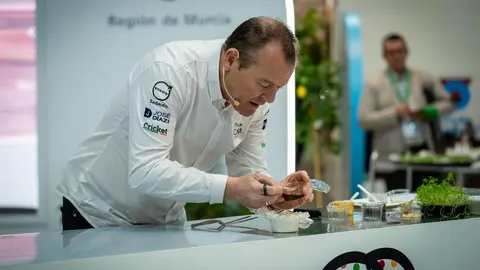 Pablo Gonz&aacute;lez Conejero, durante su demostraci&oacute;n culinaria en el estand de la Regi&oacute;n en Fitur 2026.