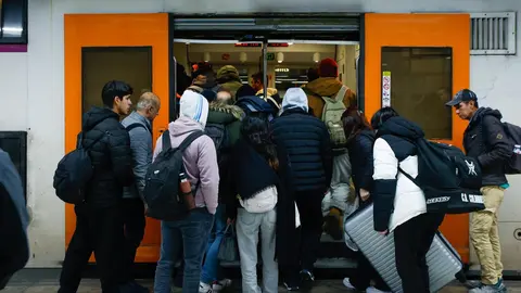 Los viajeros cogen un tren en la Estaci&oacute;n de Sants, a 26 de enero de 2026, en Barcelona (foto: EP)