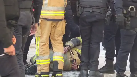 Un bombero se quema a lo bonzo en la Plaza del Cardenal Belluga de Murcia (foto: La 7)