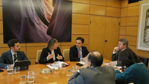 La alcaldesa de Cartagena, Noelia Arroyo, reunida con el consejero de Fomento e Infraestructuras, Jorge Garc&iacute;a Montoro, y el secretario de Estado de Transportes, Jos&eacute; Antonio Santano (foto: Ayuntamiento de Cartagena)