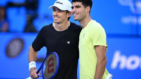 Carlos Alcaraz posa junto al australiano Alex de Mi&ntilde;aur antes de entrenar en el Abierto de Australia 2026
- Joel Carrett/AAP/dpa